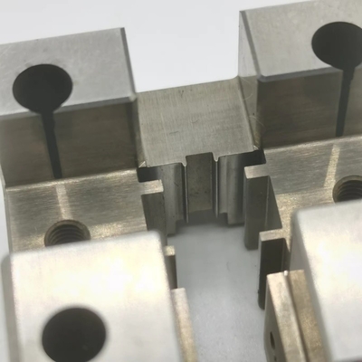 Hochpräzisions-CNC-Bearbeitung von Metallteilen nach Maßgabe